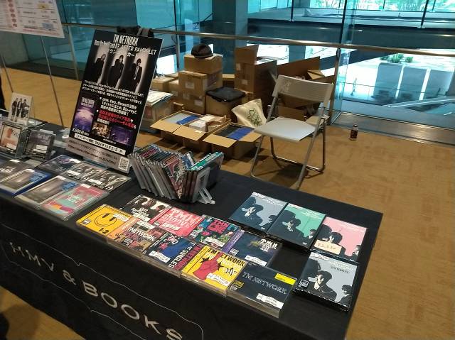 Rolan39508737's tweet photo. #TMNETWORK TOUR 2022 #FANKS intelligence Daysへ行ってきました！7年ぶりのライブ最高だったー！！#Rhythm_Red を再現したような #Memorymoog のプレイにテンション上がりまくり！#小室哲哉 さんに当たるライトの色も赤だったしね。そして曲名に「8月」が入る曲の生歌を初めて聴けて涙出た https://t.co/yJ5EeP43lX