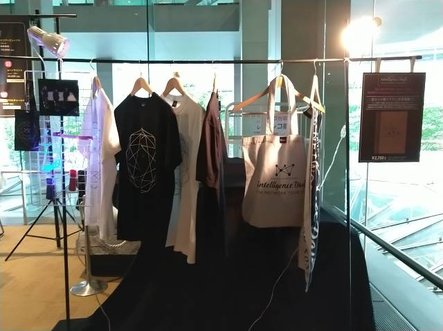 Rolan39508737's tweet photo. #TMNETWORK TOUR 2022 #FANKS intelligence Daysへ行ってきました！7年ぶりのライブ最高だったー！！#Rhythm_Red を再現したような #Memorymoog のプレイにテンション上がりまくり！#小室哲哉 さんに当たるライトの色も赤だったしね。そして曲名に「8月」が入る曲の生歌を初めて聴けて涙出た https://t.co/yJ5EeP43lX