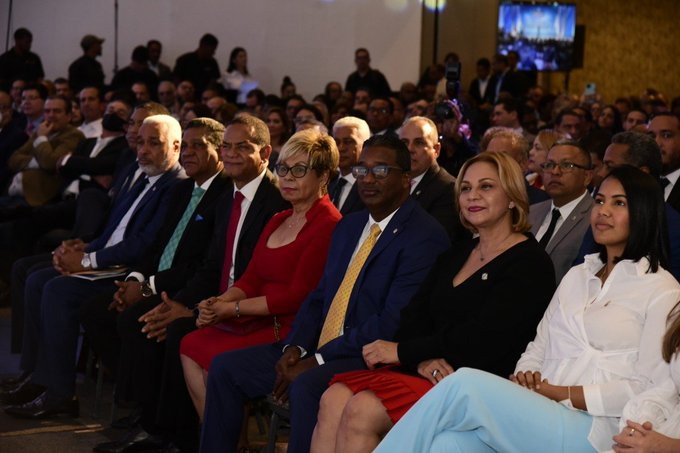 DiputadosRD's tweet photo. El presidente @pachecoalfredoo saluda a senadores, diputados, embajadores, ministros, directores generales, presidentes y representantes de partidos políticos, empresarios, sociedad civil, la prensa y público en general. #RendiciónCuentasDiputadosRD #PachecoPresidenteCD https://t.co/tjF0tFIqhF