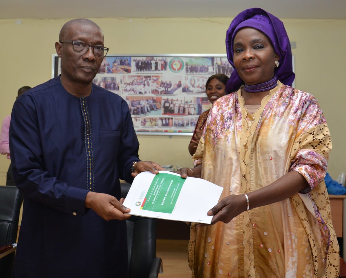FatouSowSarr1's tweet photo. Au terme d'une selection entre 3 candidats du Senegal, j'ai été  retenu et ce matin à Abuja j'ai pris fonction en tant que Commissaire à la CEDEAO en charge du Développement Humain et des affaires sociales. La passation de services s'est faite avec les 2 commissaires sortants. https://t.co/YaW0PZ13UY