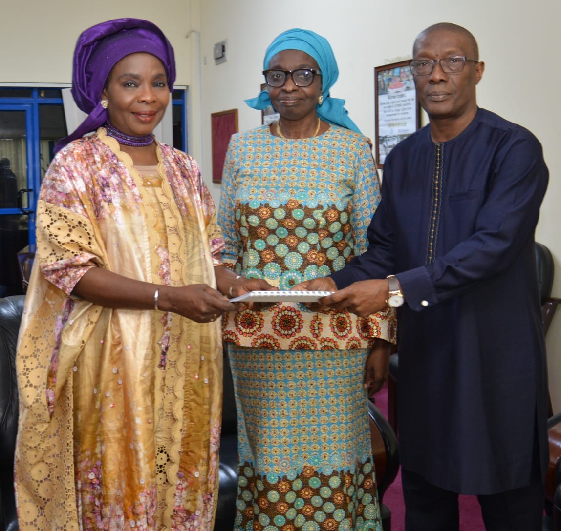 Au terme d'une selection entre 3 candidats du Senegal, j'ai été  retenu et ce matin à Abuja j'ai pris fonction en tant que Commissaire à la CEDEAO en charge du Développement Humain et des affaires sociales. La passation de services s'est faite avec les 2 commissaires sortants.