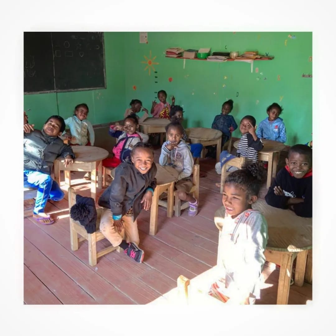 ec_depaz's tweet photo. 📣 | Continuamos narrando el día a día de los niños y niñas del colegio de @MerakiSmile.

📸 Foto 1 | En la imagen podemos ver a los más pequeños en su aula dispuestos a aprender lo máximo posible. 

#escuelaculturadepaz #merakismileschool https://t.co/5UzqmW0v4L