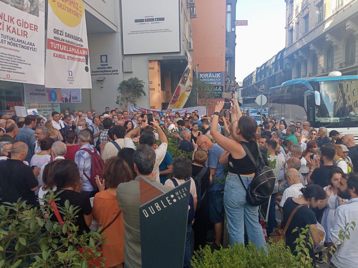 Gezi Davası'nda verilen hukuksuz karar ve tutuklamalarının 100. Gününde bir kez daha Karanlık Gider Gezi Kalır diyoruz. Bu hukuksuz karar ve tutuklamaları kabul etmiyor; #GEZİYİSAVUNUYORUZ