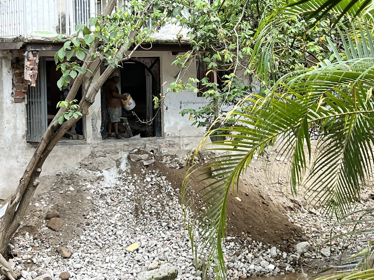 Fenomenoider4's tweet photo. Una construcción irregular en el Río Cuale, arrojando escombros al río. Mexicanos siendo mexicanos 🤦🏻‍♂️ @GobVallarta #PuertoVallarta https://t.co/3aq4I7Mc3i