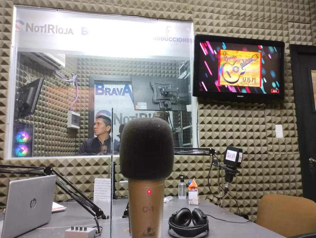 MaritoSanchez18's tweet photo. Ya salimos al aire por @RadioBrava977 y por #ViewTV Canal 905 en el programa hecho para vos... @DeBuenaMadera01
🎙️🎧📻🖥️...
¿Te sumas con nosotros a los saludos, el bloque del amor con @lujanfran02 #Erick y los invitados al número 📲3804605450?.
#PrendeteALaRadio https://t.co/slFkKeWqdw