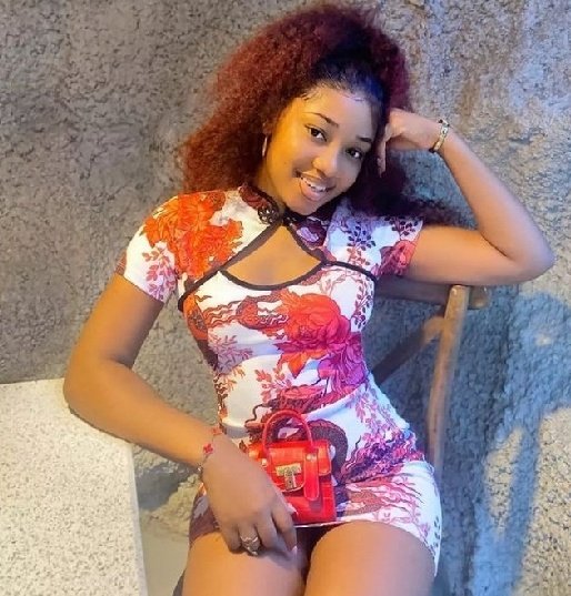 1M_African's tweet photo. Which one is the prettiest? @prettyaziz00 VS @VelileMakhoba https://t.co/vC7J3vUMCW