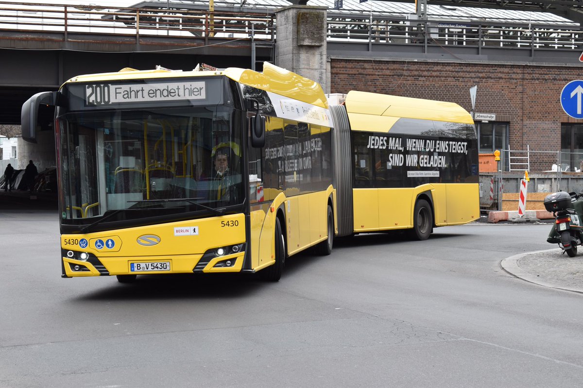 LabLeqit's tweet image. Auf dem Bild zusehen ist 5430 auf der Linie 200 kurz vor seiner Endhaltestelle Hertzallee bedient mit einem GE20 von der @BVG_Bus 

--

On the picture you can see 5430 on line 200 shortly before its final stop Hertzallee served by a GE20 of @BVG_Bus