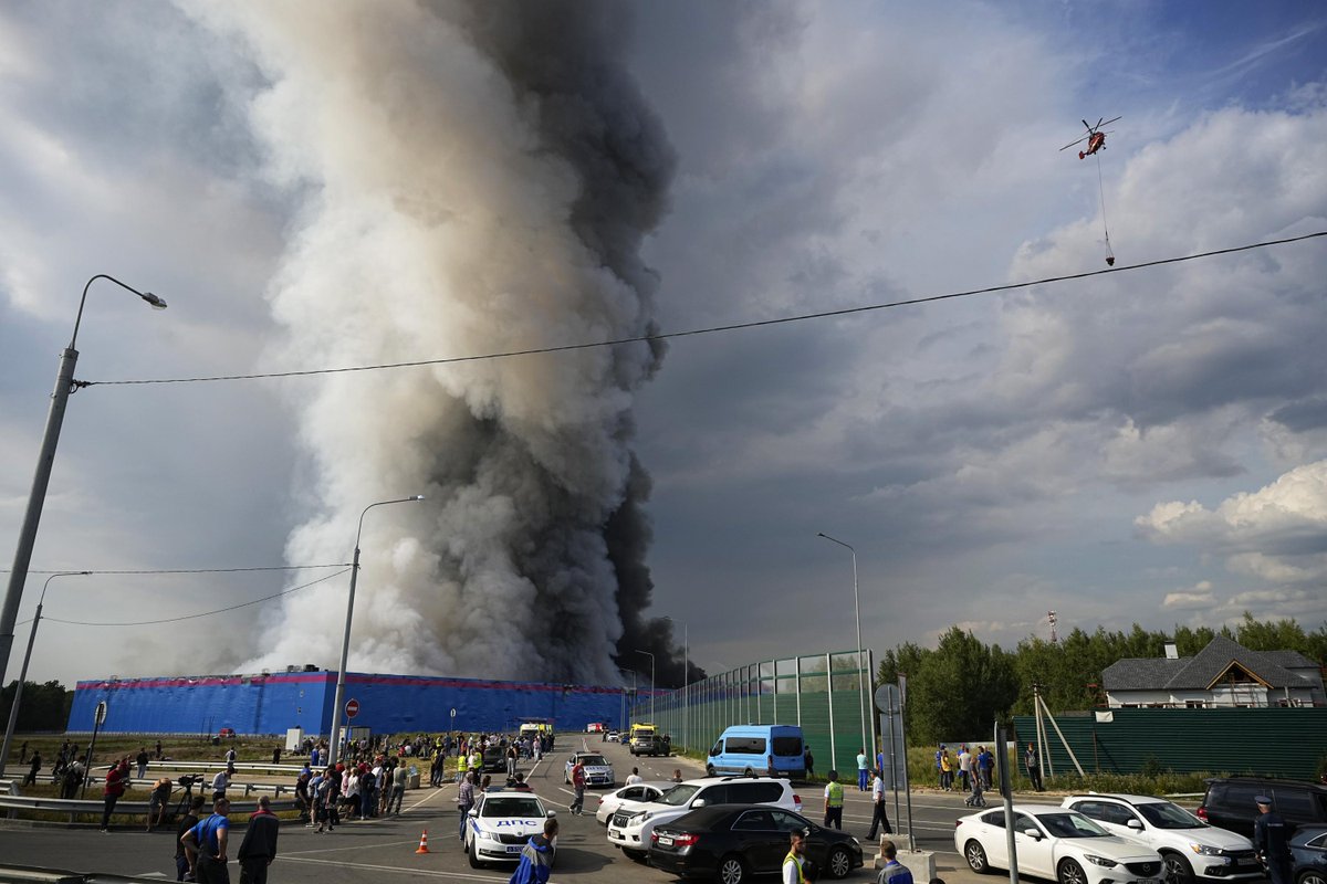 AP's tweet photo. 1 killed, 13 injured in massive warehouse fire near Moscow https://t.co/AVuqY5JFuW https://t.co/I0yZ0Mj1p7