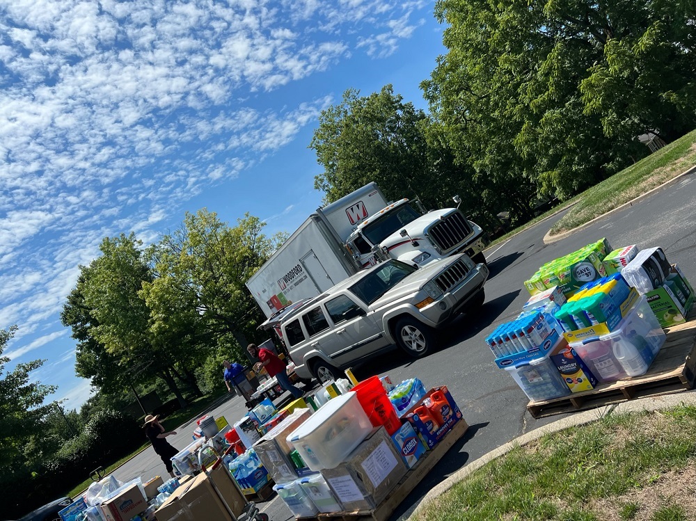 KPMAstaff's tweet photo. Thank you to all the KPMA member companies, Associations International clients and staff who generously donated to Eastern KY relief efforts. Special thanks to the Woodford Oil Co for transport and delivery, and H.T. Hackney for the water donation. #kentucky #flood @woodfordoil https://t.co/vP15MuMLPa