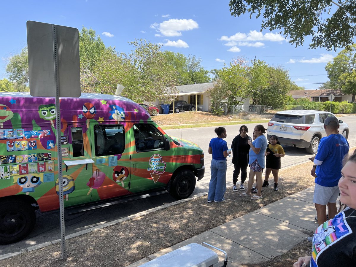BigDoza51's tweet photo. Mustangs in the Community @ Westwood Terrence. See you future Mustangs tomorrow at our next round of elementary feeders. ⁦@NISDJay⁩ https://t.co/Tjo8XBmLaJ