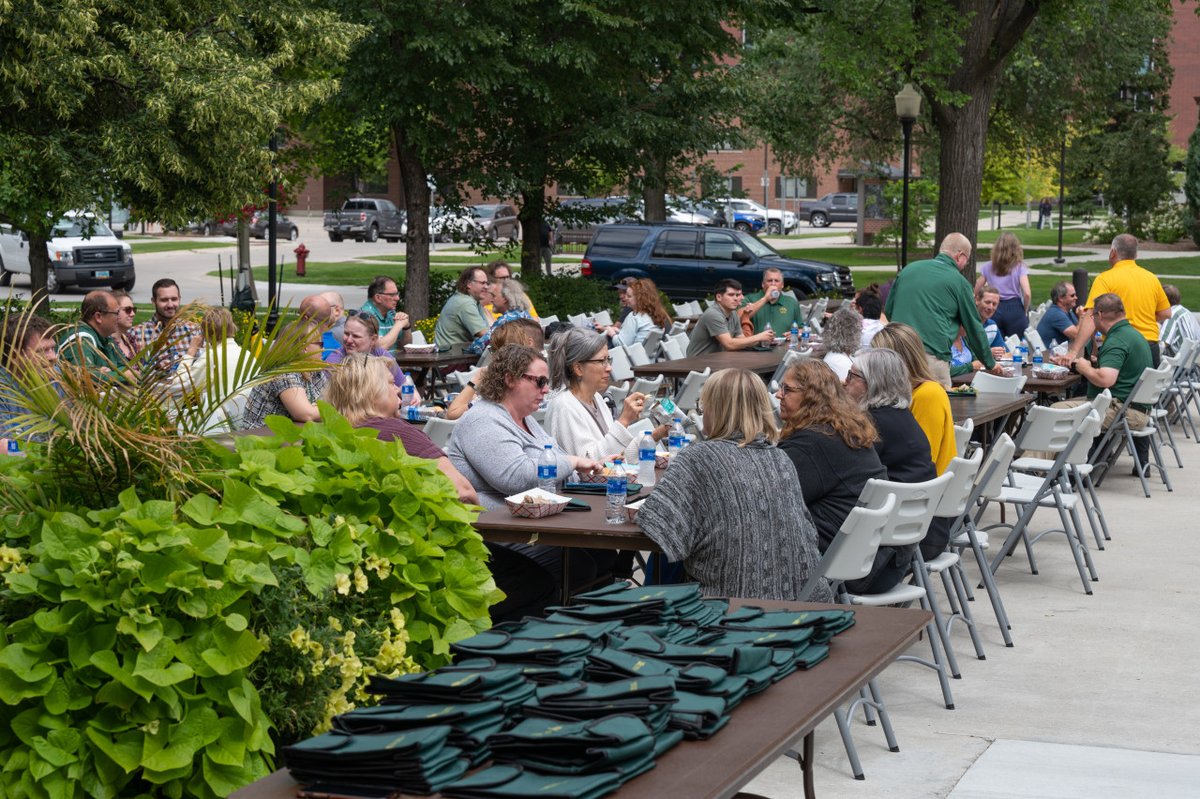 NDSU's tweet photo. It's the people that make NDSU special 💚 Today we celebrated our staff with an appreciation picnic on the president's lawn. We're so grateful to everyone who makes our campus amazing!

Thank you to @ndsudining for serving up the delicious burgers and hot dogs! 🍔🌭🍦 https://t.co/VcnItCBlDc