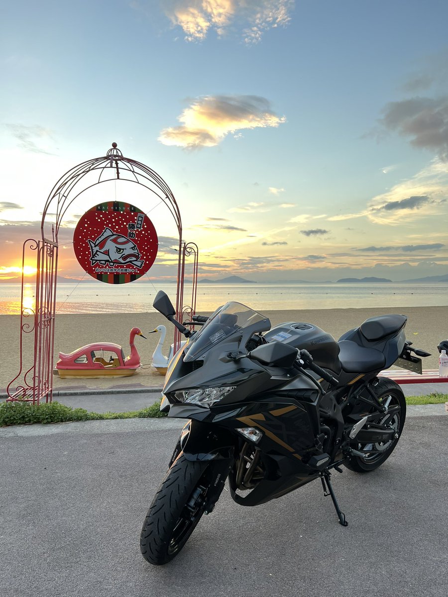SpeedMastar555's tweet photo. 今日は25Rで由宇の海水浴場のビーチまで朝のちょい乗りです✨
先客で年寄りのウォーキング族がイキって（それ程でもない）結構な数闊歩しておりました。
10年後はあっち側の人間かも。。。😅
アチくなんないウチに今日も帰ろっと🏍=3 https://t.co/TPQKKJ0Adq