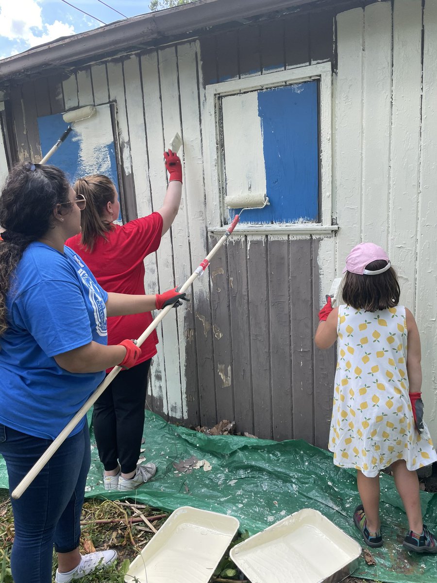 DrJuliaHum's tweet photo. When #HumLab &amp; #HumFam collide 🥰

We pitched in this afternoon with our newest @MUCOM_Indy student doctors for a service project with @NeighborLnkIndy https://t.co/JU04dX4H3M