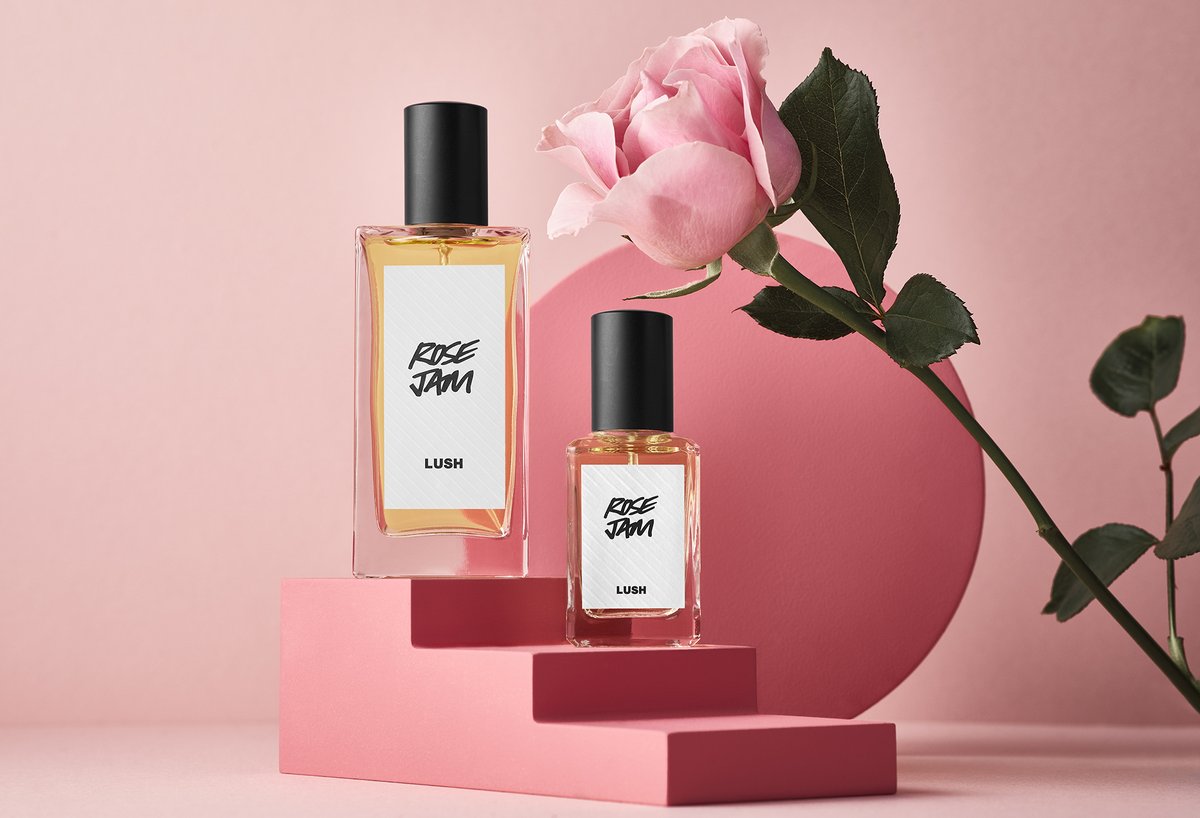 LushPanama's tweet image. #RoseJam es un perfume que captura a la perfección la fragancia de una mermelada dulce y pegajosa con aroma a rosas.✨ Está hecha con absoluto de rosa de Pakistán, aceite de rosa, un toque de limón.🌹 

lushpanama.com/Rose-Jam-Perfu…

#LushPanama #Panama