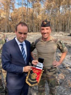 cdc31RG's tweet photo. Le capitaine Julien du #31RG rencontre le ministre des Armées, Mr Sébastien Lecornu, venu saluer les pompiers et militaires ayant participé à la lutte contre les feux de forêt en Gironde. https://t.co/TNpZbx9KWf