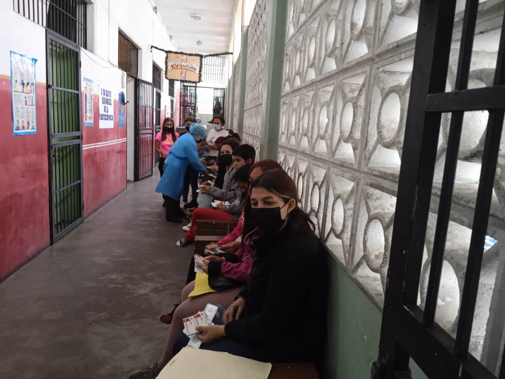 EjeCentroOeste's tweet photo. #3Ago como parte del #DíaMundialDeLaPlanificaciónFamiliar pacientes del @EjeCentroOeste reciben charla educativa gracias a la colaboración de la Dra @ZMartinau y los trabajadores del ente @NicolasMaduro @MagaGutierrezV @Dr_Gilberto14 #QueVivaElTricolorNacional #BanderaDelPueblo https://t.co/2YsvL4Z2Mt