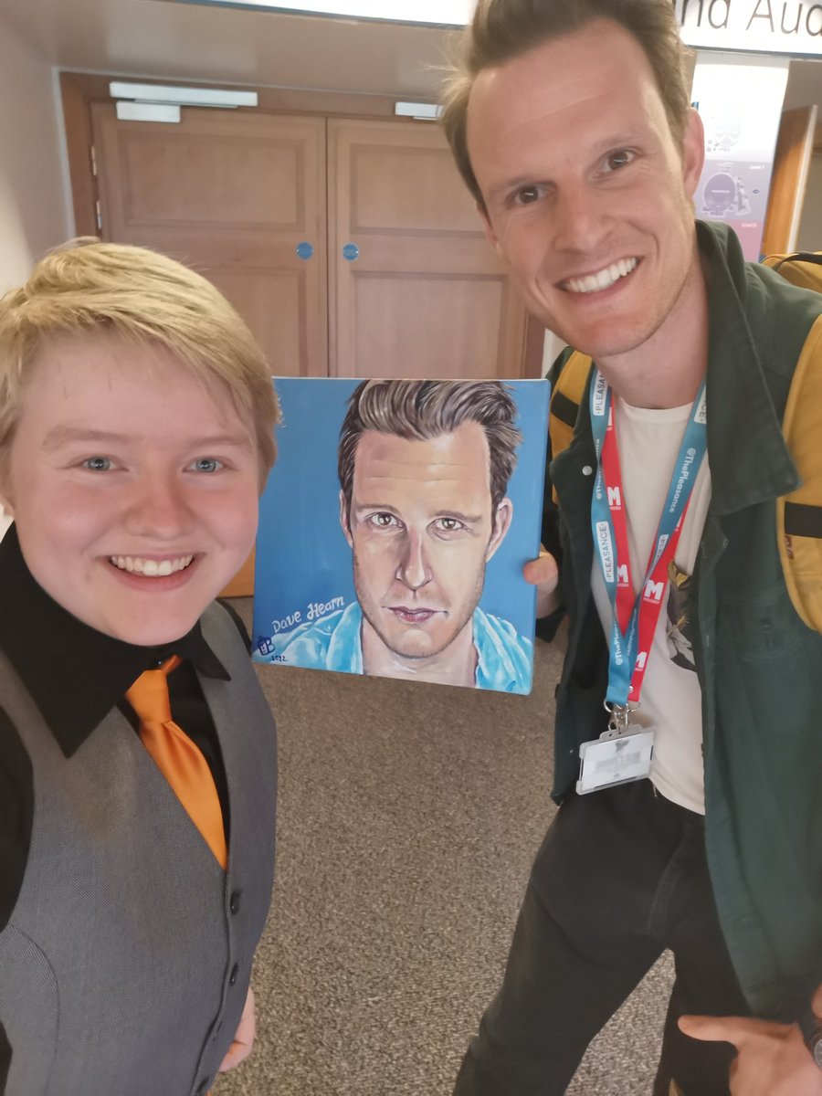 Timelordgirl98's tweet photo. When @DaveHearn2 casually just walks past you and you have the chance to give him his portrait!!... HE LOVED IT OMG!!!! π±π§‘π±π§‘π± @DaveHearn2
#mischiefmovienight #davehearn #mischiefcomedy #mischieffan @HenryShields @henrywlewis @DaveHearn2 @CF_Russell @JonathanSayer1 https://t.co/FcRDZpVvFj