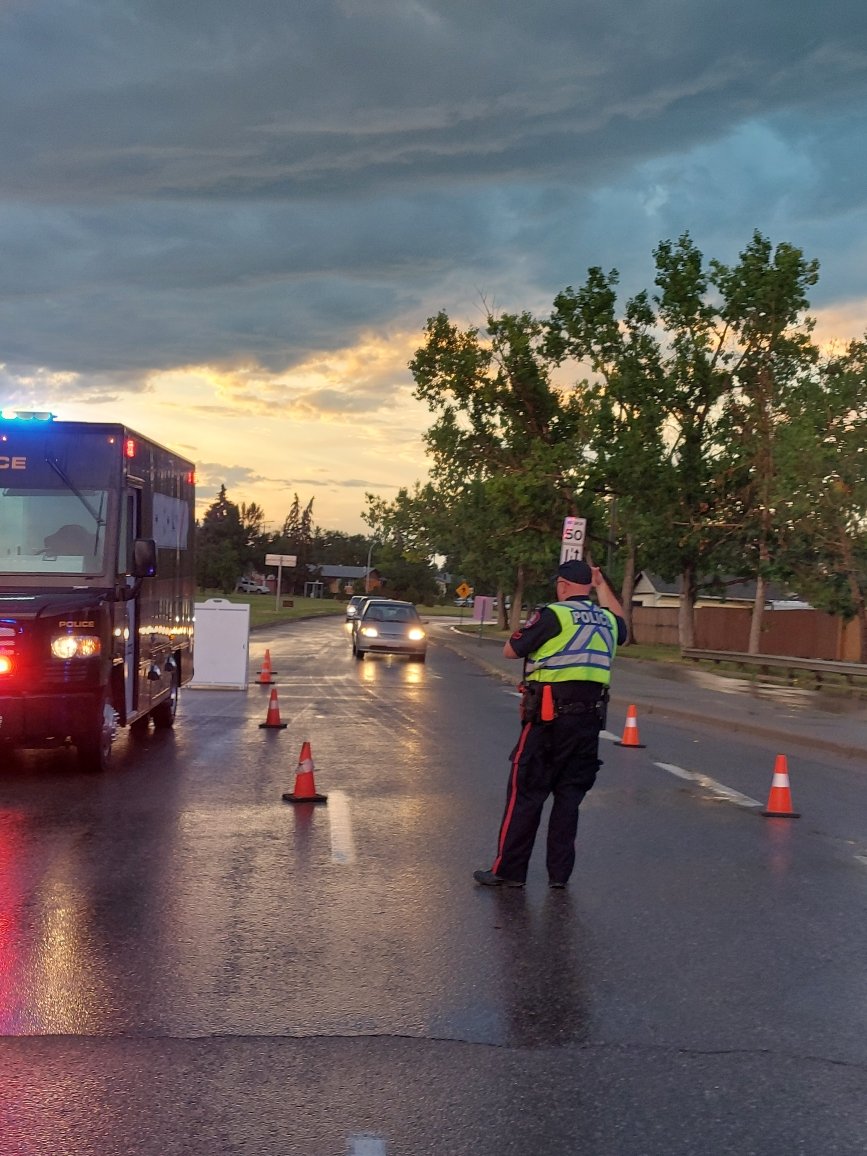 CalgaryMadd's tweet photo. This past weekend MADD Calgary joined Calgary Police Service for their Checkstop.
Thank you to our volunteers, and to the drivers who made the decision to not drive impaired.
#calgarypolice #checkstops #maddyyc #maddcanda https://t.co/QFP12DzHbI