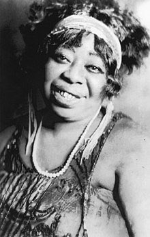 Good MOOORNING TWITTER! 

It's time for your daily dose of inspiration. Today, let's talk about Ma Rainey the "mother of blues"! She was a bisexual woman who often sang lady-lovin rhymes and bridged the gap between racist vaudeville and black southern music. 

Some music below 
