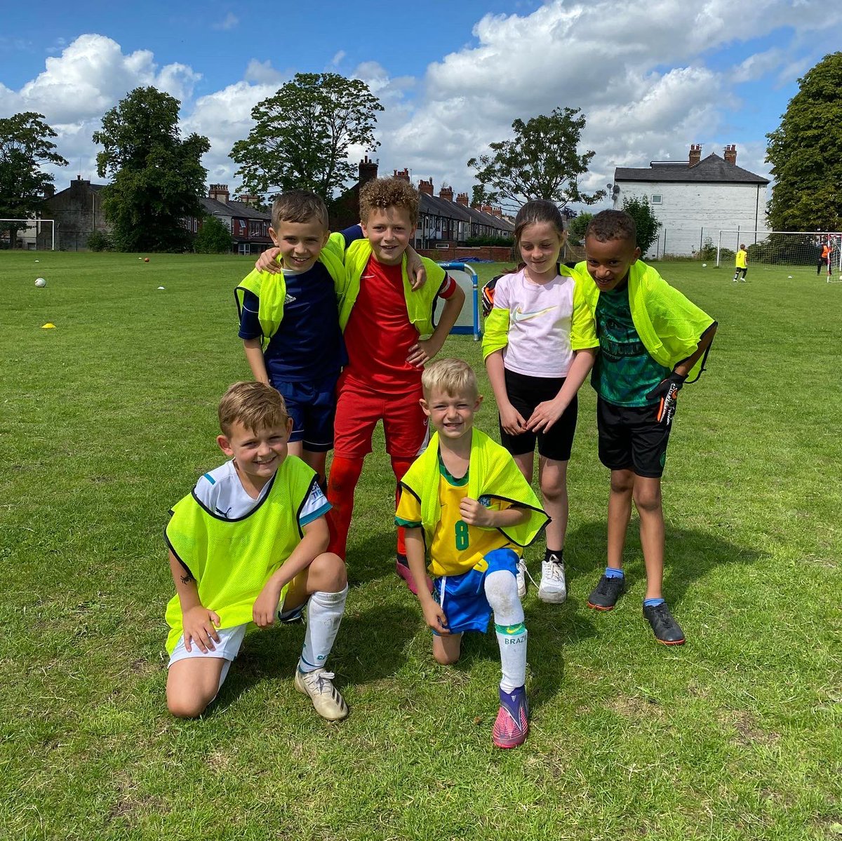 Soccer School Day 3 ✅

Fantastic day developing teamwork skills in different activities and games throughout the week whilst having fun. 

Lunchtime penalty practice come in handy today as the finals went down to a shootout with some great celebrations 🤸🏻🥇

See you tomorrow 👋🏻