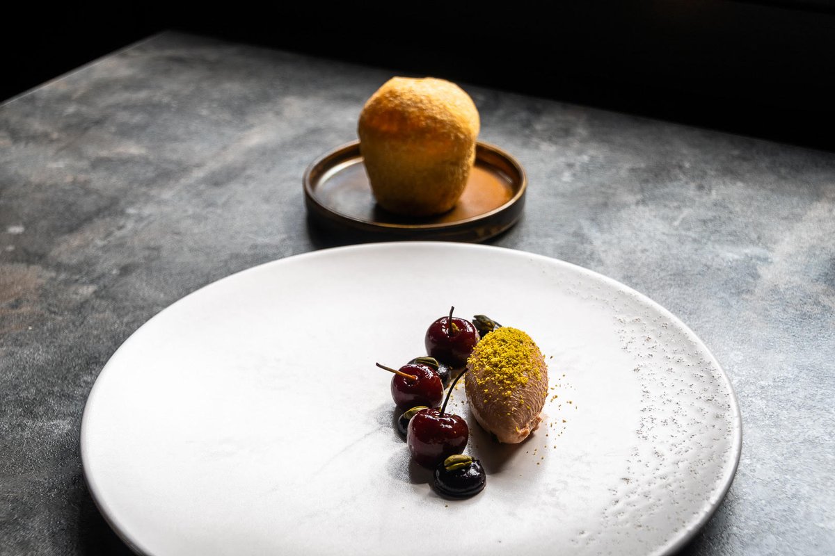 unrulypig's tweet photo. First impressions leave a lasting impression...
...like Dave's chicken and duck liver parfait with cherry, pistachio, and sourdough brioche - which has been a bestseller since we first opened back in 2015!π·π
#cheflife #yeschef #foodie #winningcombinations #suffolklife https://t.co/37ipXYw01n