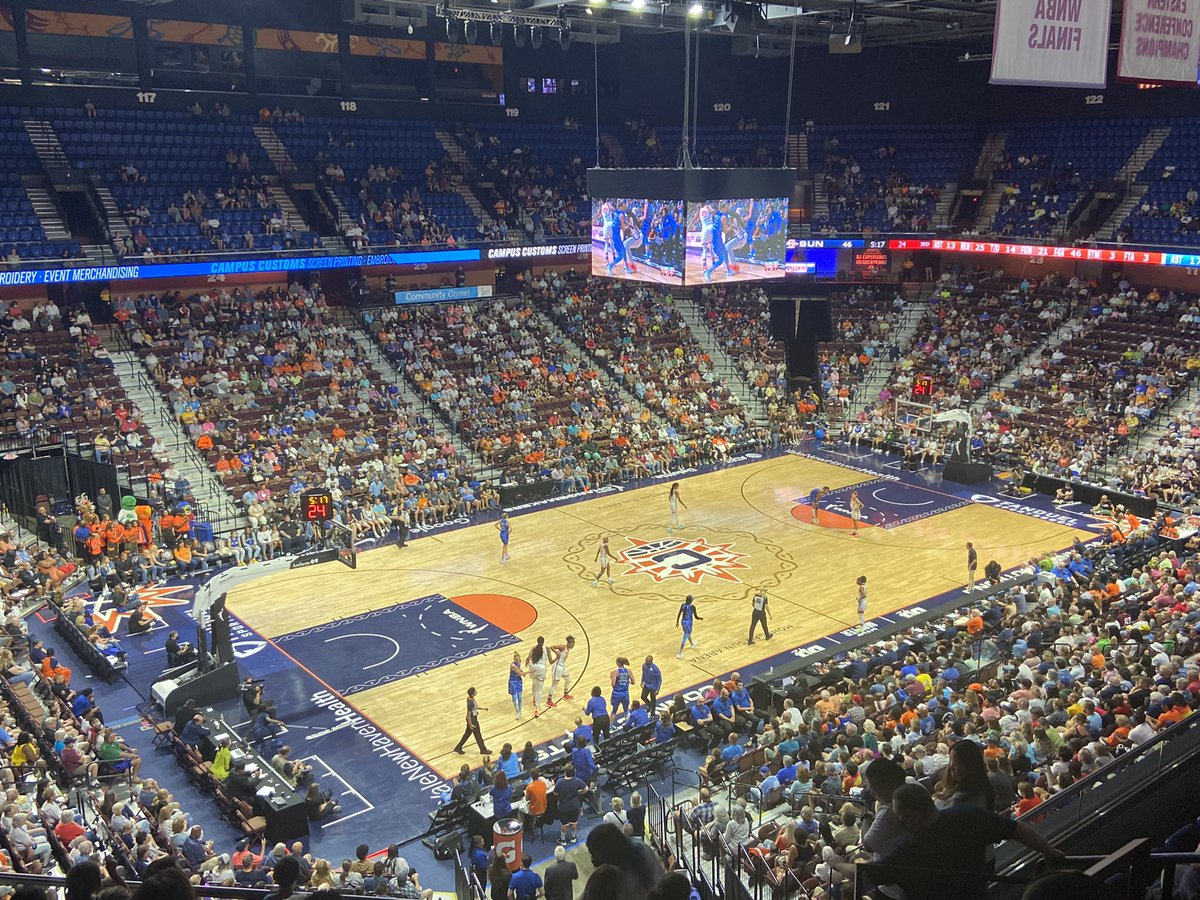 allisonbsmith15's tweet photo. @UMBWSLA @umbslasa @UMBSportLead had the opportunity over the past couple days to watch some incredible @WNBA play &amp; visit and learn from @MoheganSun @ConnecticutSun @M_Tuck3 —thank you Dan, Mike, Krista and Morgan for your time and insight! https://t.co/XDxZI1i4Md