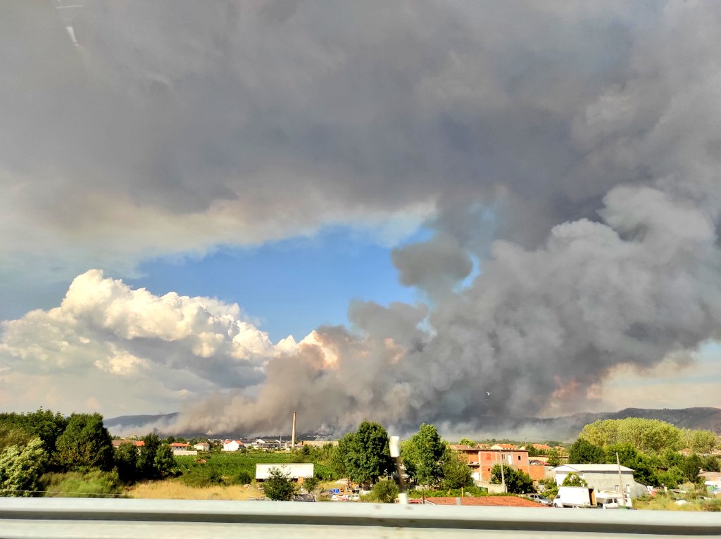 JaviJM78's tweet photo. Incendio Verín (Galicia).
@Incendiosgalic1 @IncendiosES @lavozdegalicia @A3Noticias @informativost5 @La1_tve https://t.co/cbubZqaC4a