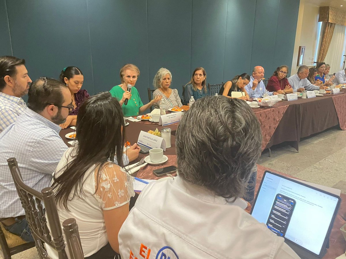 GildardoReal's tweet photo. Con el objetivo de conocer su visión e ideas que contribuyan al @AccionNacional para la construcción de un mejor país, nos reunimos con empresarios, empresarias y Organismos.

#ElPANestáAquí escuchando a la gente https://t.co/mn83kXapM9