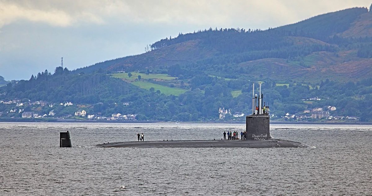 Boat transfer off Cove today - US Navy Virginia class.

🇺🇸 🏴󠁧󠁢󠁳󠁣󠁴󠁿

#submariner #submarines #virginiaclass #riverclyde #usnavy #navy #shipsinpics