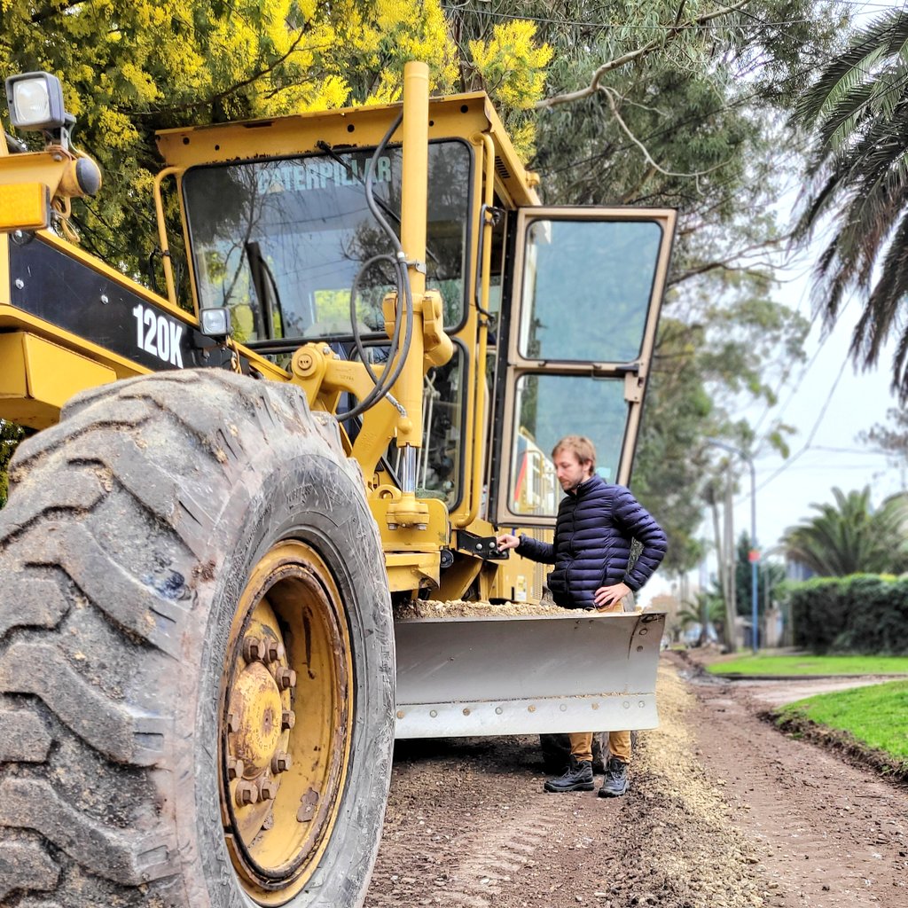 marianobowden's tweet photo. 🚧🚜 Seguimos trabajando con el mantenimiento de calles sin pavimentar. Los equipos realizan tareas de saneo, repaso y engranzado en distintos barrios de la ciudad. https://t.co/WM2UelUAKw