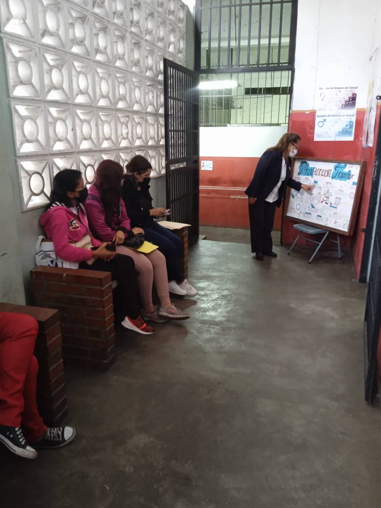 EjeCentroOeste's tweet photo. #3Ago en virtud de celebrarse el #DíaMundialDeLaPlanificaciónFamiliar desde el @EjeCentroOeste activamos inducción educativa a nuestros pacientes gracias al esfuerzo de la Dra @ZMartinau  y de las y los trabajadores de la institución @NicolasMaduro @MagaGutierrezV @Dr_Gilberto14 https://t.co/M1CpWmuP8B