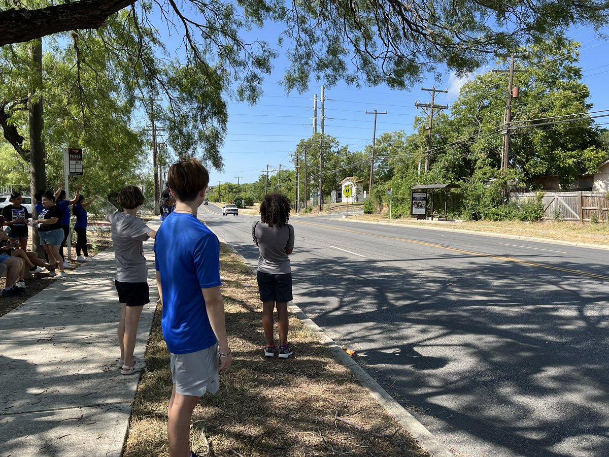 Jay_Aquatics's tweet photo. Members of our boys and girls water polo team served ice cream to the community today! #mustangcommunity #beyondthegame @NISDJay @NISDJaySEA https://t.co/8uemUeqloG