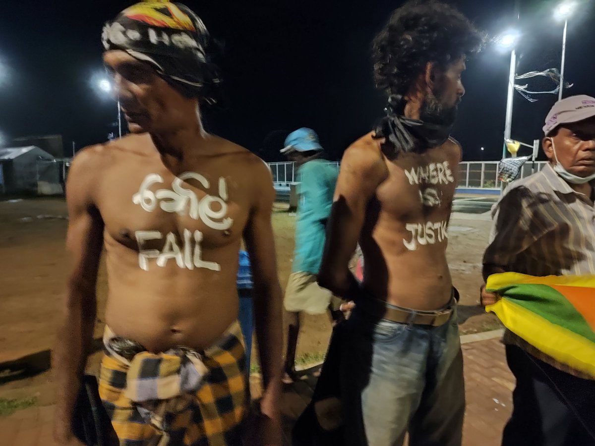 Welikumbura's tweet photo. #GotaGoGama protesters staged a silent protest against the State Oppression of the protesters, activists &amp; trade union leaders.

#lka #SriLankaProtests #SriLanka #GoHomeRanil #StopOppressionLK #OppressionLK #StopStateOppressionLK #අරගලයටජය https://t.co/rffDngoMjM