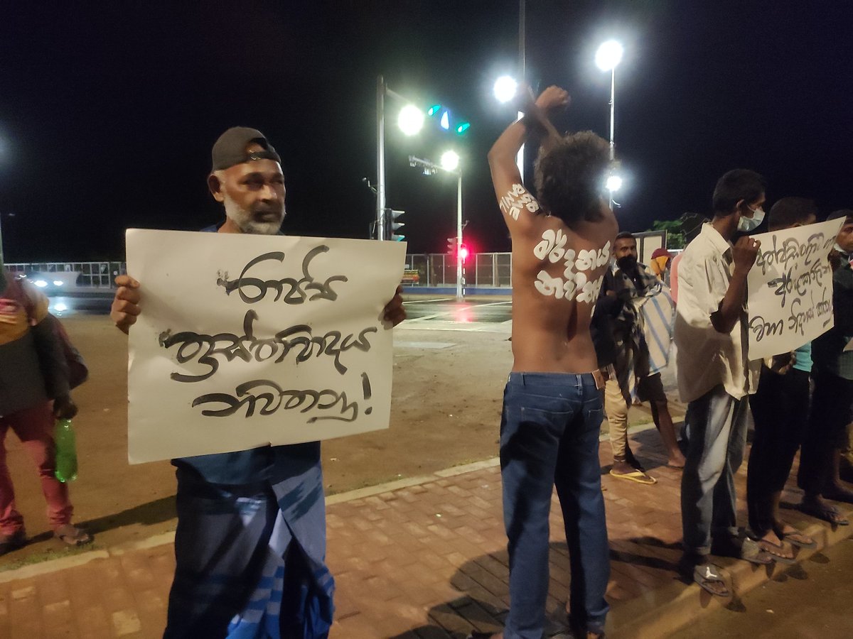 Welikumbura's tweet photo. #GotaGoGama protesters staged a silent protest against the State Oppression of the protesters, activists &amp; trade union leaders.

#lka #SriLankaProtests #SriLanka #GoHomeRanil #StopOppressionLK #OppressionLK #StopStateOppressionLK #අරගලයටජය https://t.co/rffDngoMjM