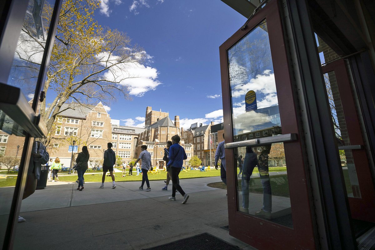 Calling all rising seniors! Come check out Emmanuel on Friday, August 19 for Summer Preview Day. Tour our beautiful 17-acre campus in the Fenway neighborhood and learn tips from our admissions counselors on how to ace your college applications.  apply.emmanuel.edu/portal/summer_…
#exploreEC