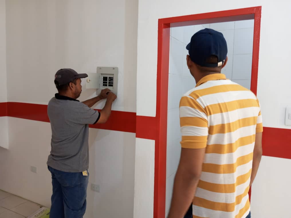 YulArmas_'s tweet photo. #BuenasNoticias Pronto inauguraremos la Farmacia Comunitaria, ubicada en la sede de PDVAL en la comunidad de Los Millanes. 

Junto al Pdte. @NicolasMaduro seguiremos trabajando por el pueblo del municipio #Marcano

@MagaGutierrezV

#MarcanoTieneConQué 
#VivaElTricolorNacional https://t.co/zDYTuLJKZN