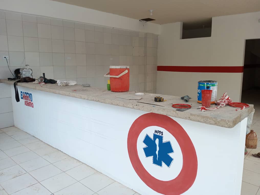 YulArmas_'s tweet photo. #BuenasNoticias Pronto inauguraremos la Farmacia Comunitaria, ubicada en la sede de PDVAL en la comunidad de Los Millanes. 

Junto al Pdte. @NicolasMaduro seguiremos trabajando por el pueblo del municipio #Marcano

@MagaGutierrezV

#MarcanoTieneConQué 
#VivaElTricolorNacional https://t.co/zDYTuLJKZN