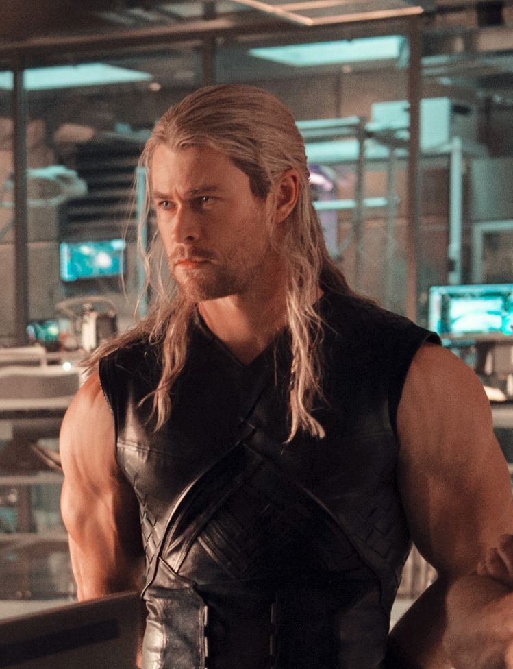 -Что делать,
если тянет
к прекрасному?

                              -Если тянет,
                              то прикоснись.

-Ок)

                              - Локи,это же
                              моя задница!

-И она прекрасна!