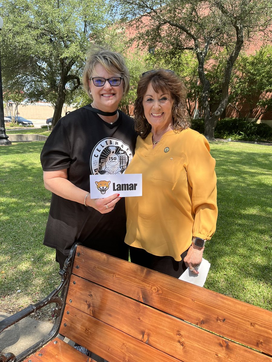 A lot of Mayor history in one picture! Precious Mayor’s daughter with our current fabulous Mayor Gott! <a href="/LamarElementar1/">LamarElementary</a> we are set for success! <a href="/DISDDirector/">Shonda Cannon</a>   <a href="/DISDLearns/">𝐃𝐞𝐧𝐢𝐬𝐨𝐧 𝐈𝐒𝐃 𝐋𝐞𝐚𝐫𝐧𝐬</a>