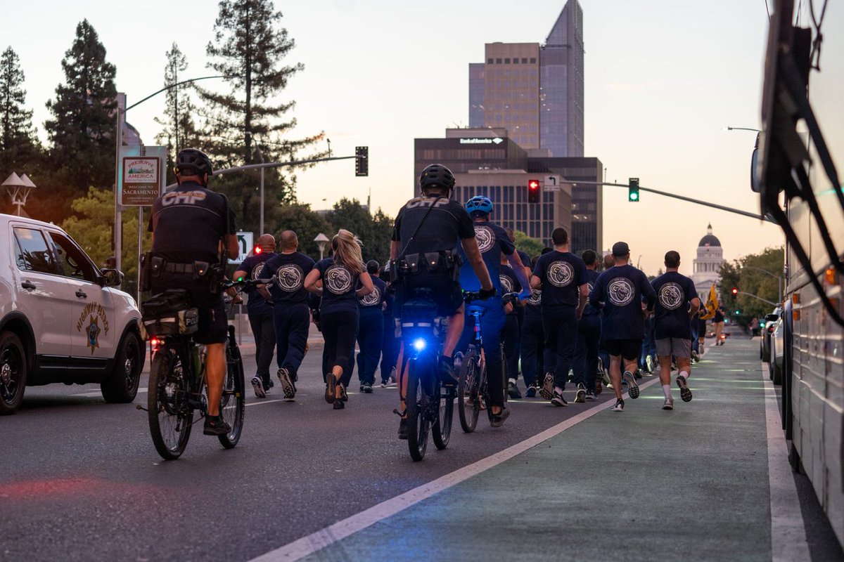 CHPCommissioner's tweet photo. In their final days of training, our cadets take part in a 5-mile run from the CHP Academy to the CA Peace Officers' Memorial. This tradition allows them to pay tribute to the more than 1,600 members of CA law enforcement who've sacrificed their lives in the line of duty. https://t.co/AMI571YhEw