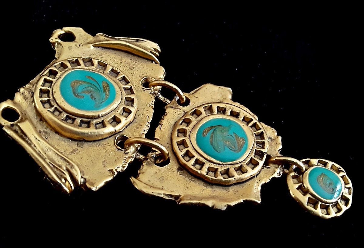 renaissancefai's tweet photo. Brutalist Articulated Long Brooch, Turquoise Enamel, Gold Tone, Artisan Sculptural, Vintage https://t.co/UuNTGFxpMv #gold #women #brutalist #broochvintage #articulated #modernist #turquoiseenamel #longlarge #hinged https://t.co/ueeY3JnpDT