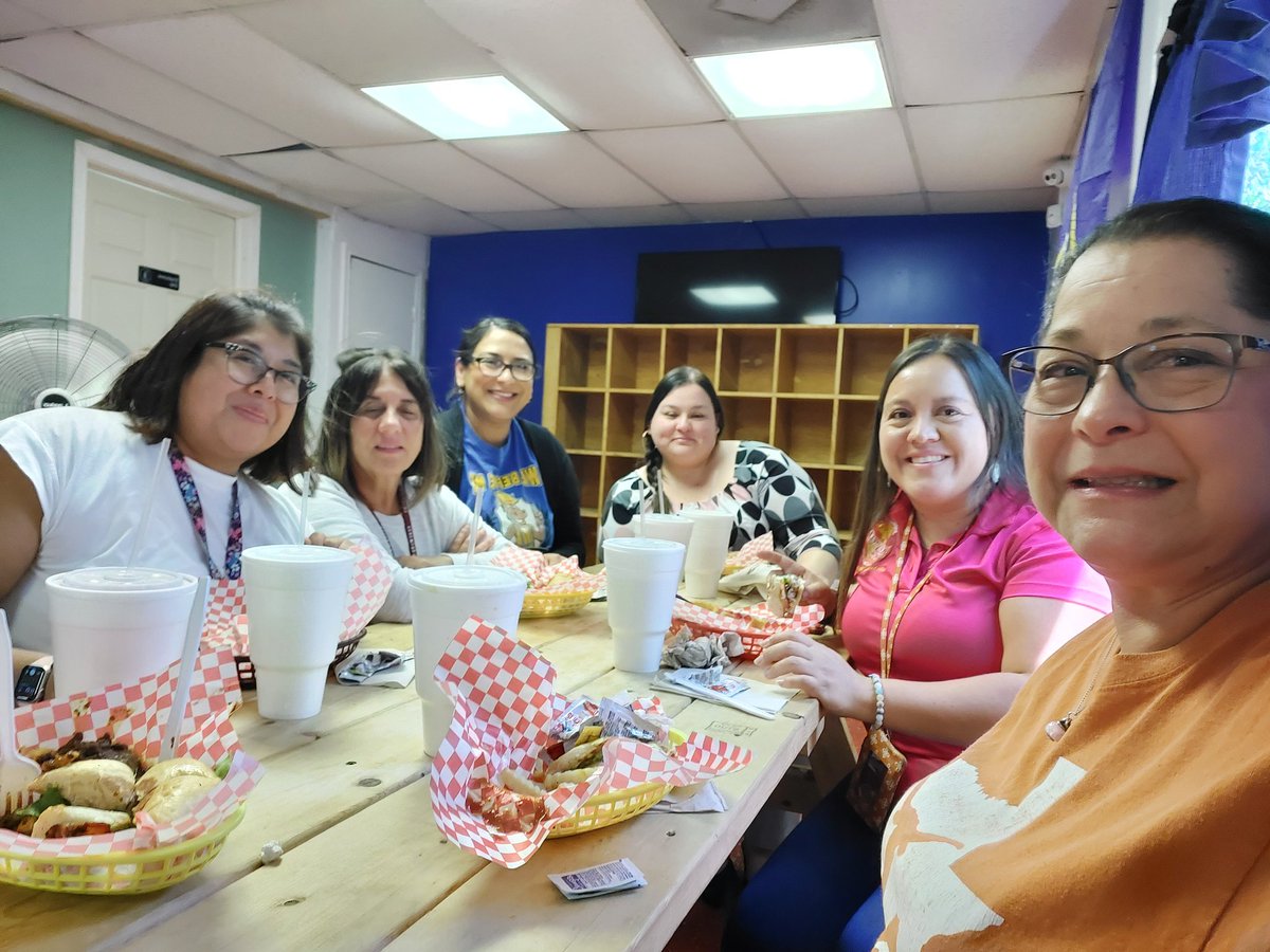 saldrete10's tweet image. Great morning of ELAR planning! Enjoying lunch with our Loma Kinder, 1st and 2nd grade monolingual teachers at Good News Burgers! Thanks for the recommendation Mrs. Barrios! Delicious! @LomaParkES @MarissaLiteracy @NancyOrtiz94