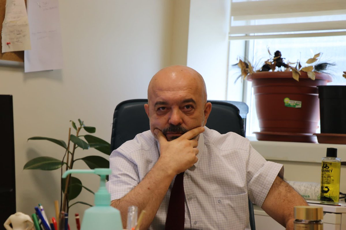 Ne yapmalıyım? Asistan kalmadı ! Döner sermaye yatmıyor ! Nöbet ücreti yok!  Hasta bitmiyor ! Hastaneden çıkamaz olduk ! Kimsenin umrunda değil ! Vatandaş isyanda ! Dört arkadaşımla koca şehrin sağlık sorununu çözmek mümkün değil ! Biz tükendik !