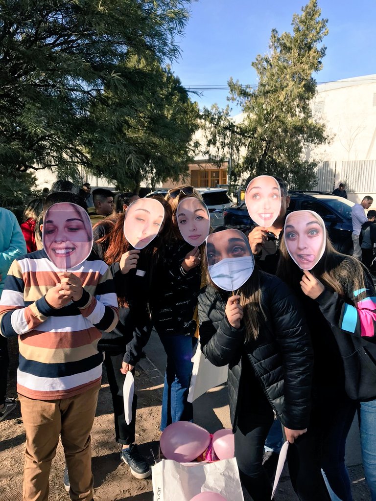 mariasolc10's tweet photo. Vine a un mundo desconocido pensando todos los días que hago acá.
Cada minuto me preguntaba si valía la pena
Como llore nadie imagina, cada día que no dejaba de extrañar y sentía que mi corazón no daba más.Luche,Luchamos todos. GRACIAS GRACIAS💖🙌 #Merecibi
#SoyFonoaudióloga 🥳 https://t.co/iOhebplHY8