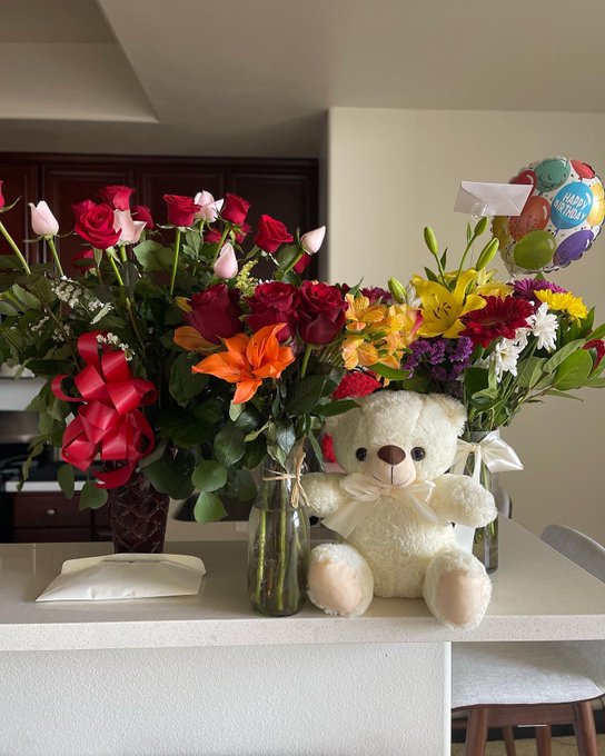 Every time I opened the door yesterday it was a different flower man😂. I really LOVE flowers so this<a href="/tag/leoseason"class="tags"><span>#leoseason</span></a>