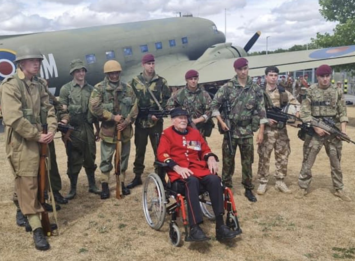TheParachuteReg's tweet photo. Sacrifice and family are what make the greatest fighting force.
#UtrinqueParatus
#PARA80 https://t.co/oj6VfEbsTJ