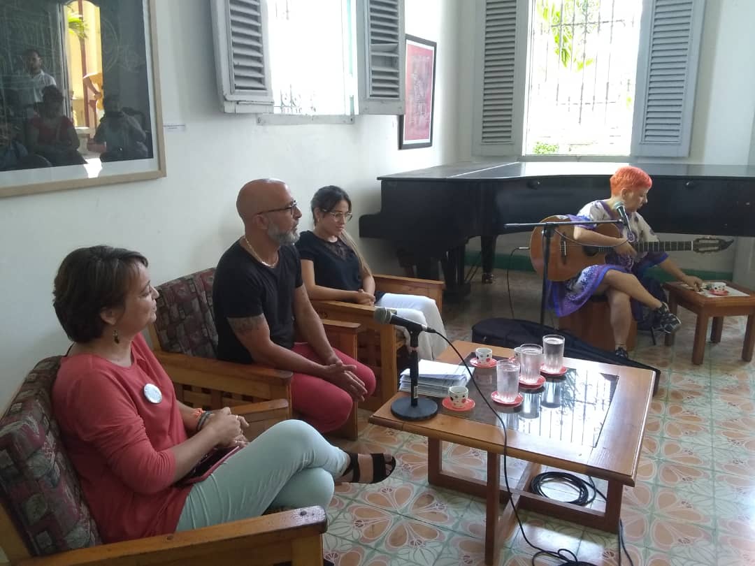 ahs_pinar's tweet photo. ☕📚🎼Café entre Dos en la sede de la @UneacPinar con @Nelson Simón y Yamira Díaz  como invitada, presentando a Lisset Páez Cuba, miembro de la #AHSPinar y ganadora del Premio David de Poesía 2022.
#ArteJovenCubano #AHSCuba #ElArteNoPara @ahsjovenescuba @cultura_pinar https://t.co/NfrHqB66ge