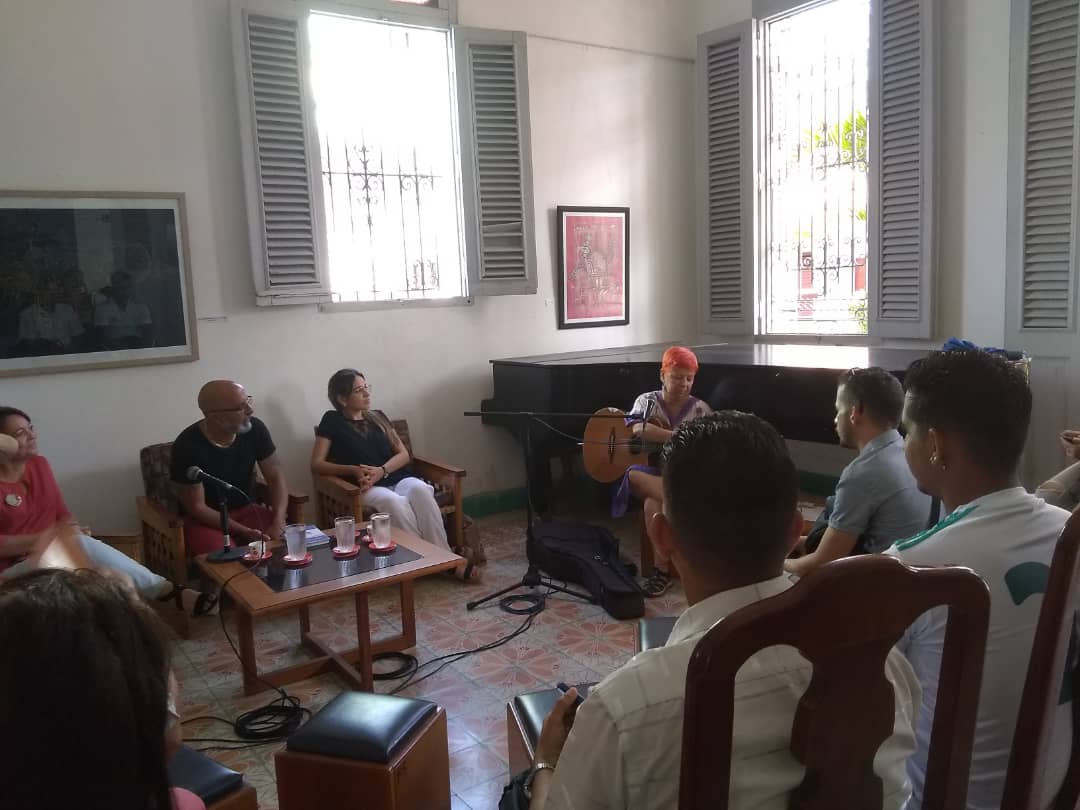 ahs_pinar's tweet photo. ☕📚🎼Café entre Dos en la sede de la @UneacPinar con @Nelson Simón y Yamira Díaz  como invitada, presentando a Lisset Páez Cuba, miembro de la #AHSPinar y ganadora del Premio David de Poesía 2022.
#ArteJovenCubano #AHSCuba #ElArteNoPara @ahsjovenescuba @cultura_pinar https://t.co/NfrHqB66ge