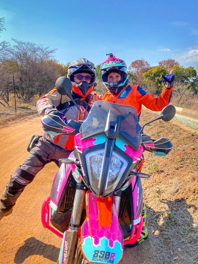Dirtbarbie0's tweet photo. A day well spent is a day spent with like-minded people 🥰🥰🥰

#adventuretribe
#dirttribe
#sundayshenanigans
#bikersonadventures
#ktm
#leatt
#fxrmoto
#livetoride
#ridetolive
#ridetribe
#liveyourbestlifeeveryday
#girlsthatride
#ktm890adventurer
#fastktm https://t.co/kjVIQbkOvT