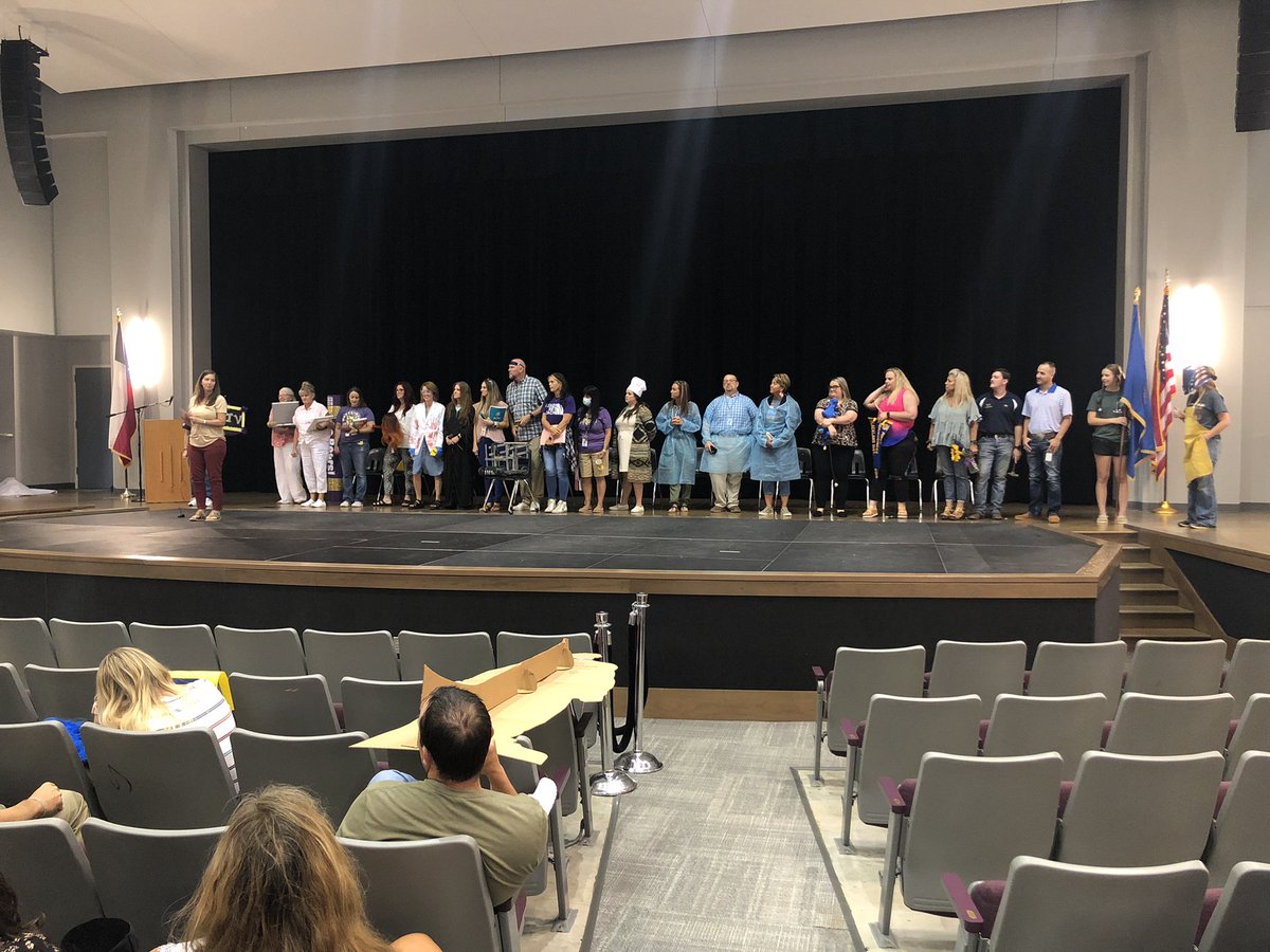 Miller_MHS's tweet photo. Meet even more @mhs_bears! English, Fine Arts, and CTE did not disappoint! @MrHollander_MHS @sjohnston_MHS @MHS_Starkey_AP @Julie_Roth04 https://t.co/Qt9KwW8fCW